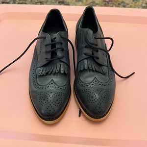 Size 6 1/2 Mona flying blue shoes.